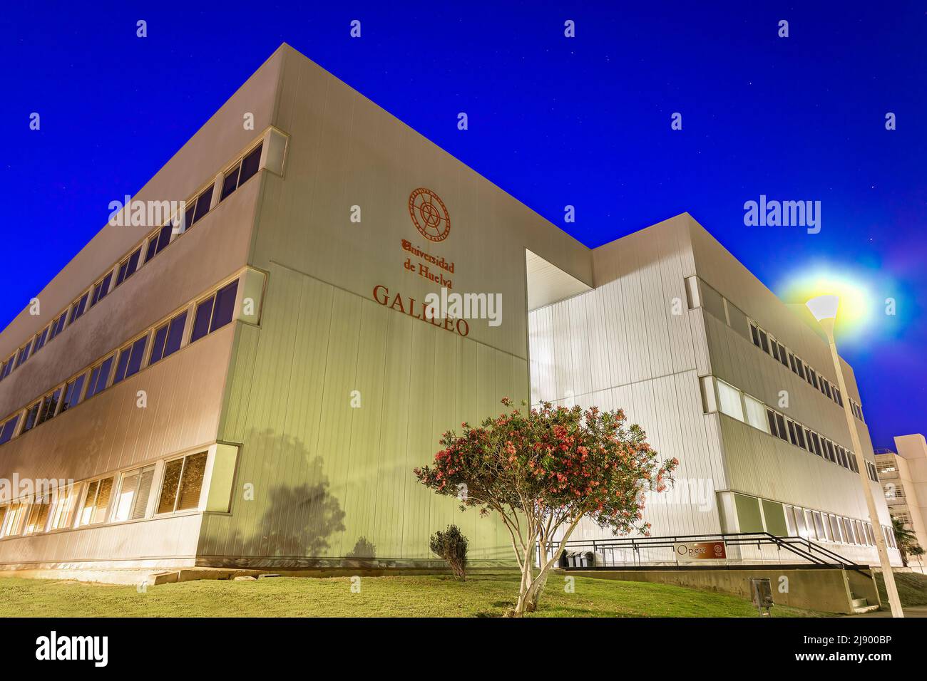 Huelva, Spanien - 16. Mai 2022: Galileo-Gebäude des Campus der Universität Carmen an der Universität von Huelva Stockfoto