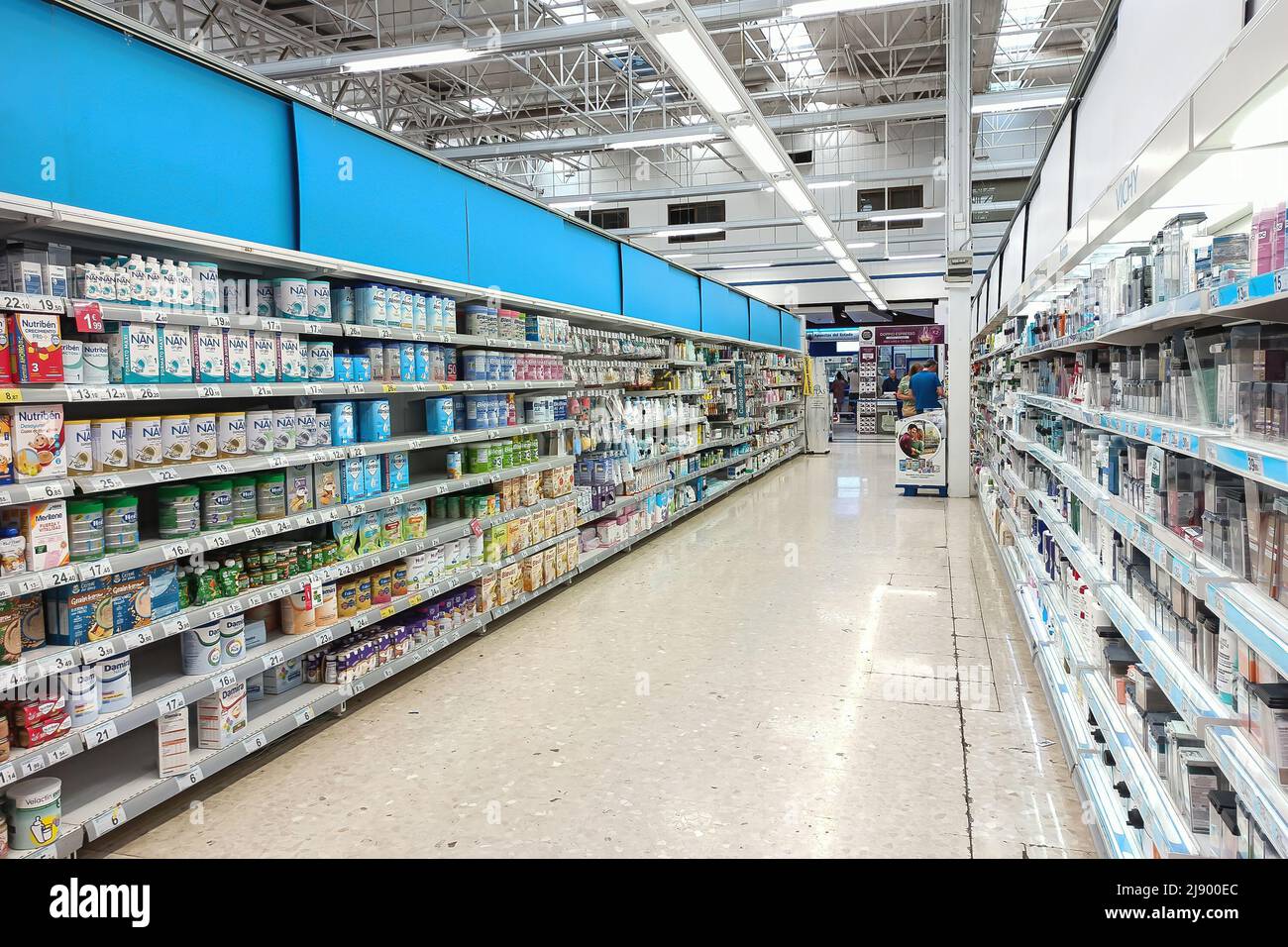 Huelva, Spanien - 10. Mai 2022: Lebensmittelregal und Hygiene für Babys in einem Supermarkt Stockfoto