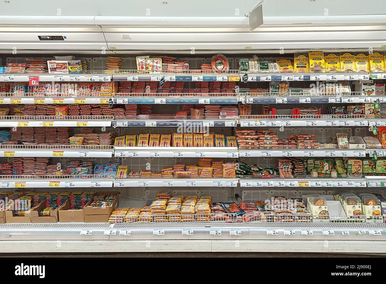 Huelva, Spanien - 10. Mai 2022: Regal von abgepackten Würsten in einem Carrefour-Supermarkt in Huelva Stockfoto