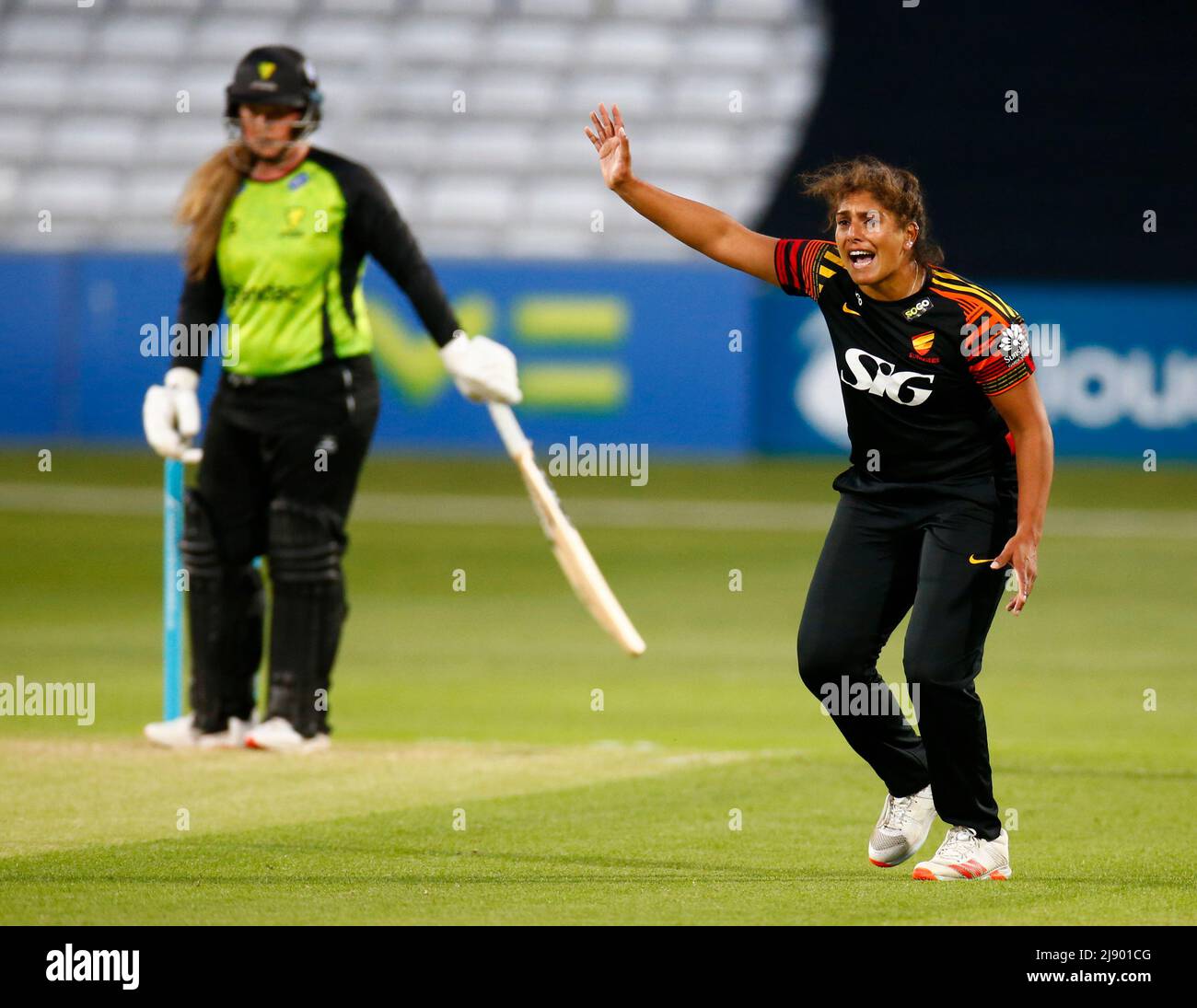 BECKENHAM ENGLAND - MAI 18 : Sunrisers Naomi Dattani feiert den Fang von Georgia Hennessy des Western Storm während des Charlotte Edwards Cup zwischen Su Stockfoto