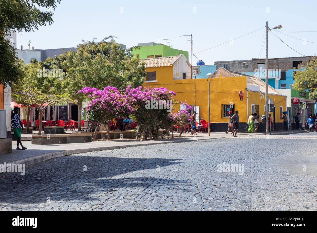 Traditionelle bunte Straßenszene in Espargos, Sal, Kapverdische Inseln, Kapverdische Inseln, Afrika. Die Hauptstadt von Sal Stockfoto