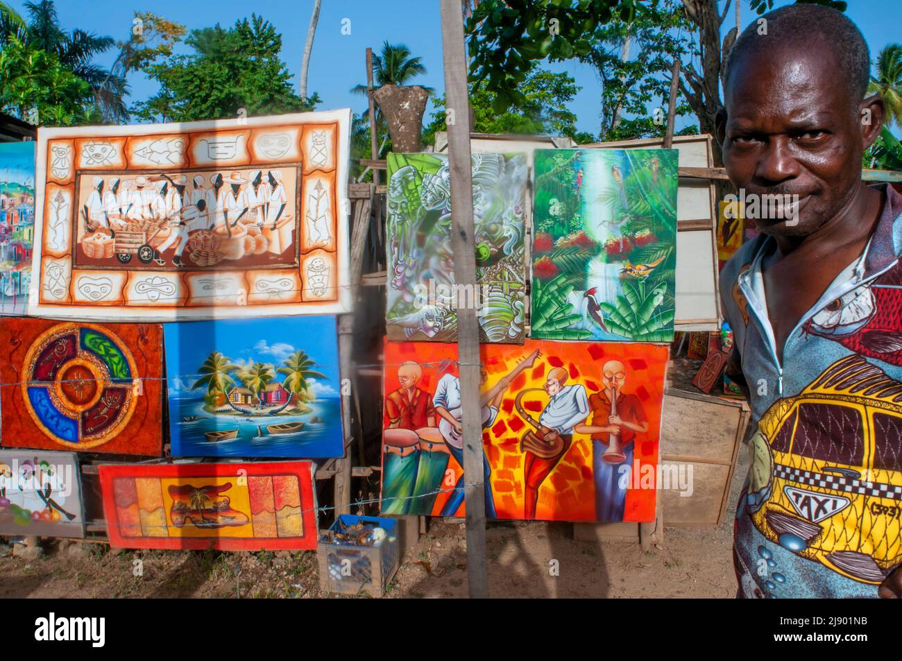 Lokaler Maler, der Souvenirs im Stadtzentrum von Las Terrenas in Samana, Dominikanische Republik, Karibik, Amerika verkauft. Einkaufen in Samaná ist vielfältig und abgelegen Stockfoto