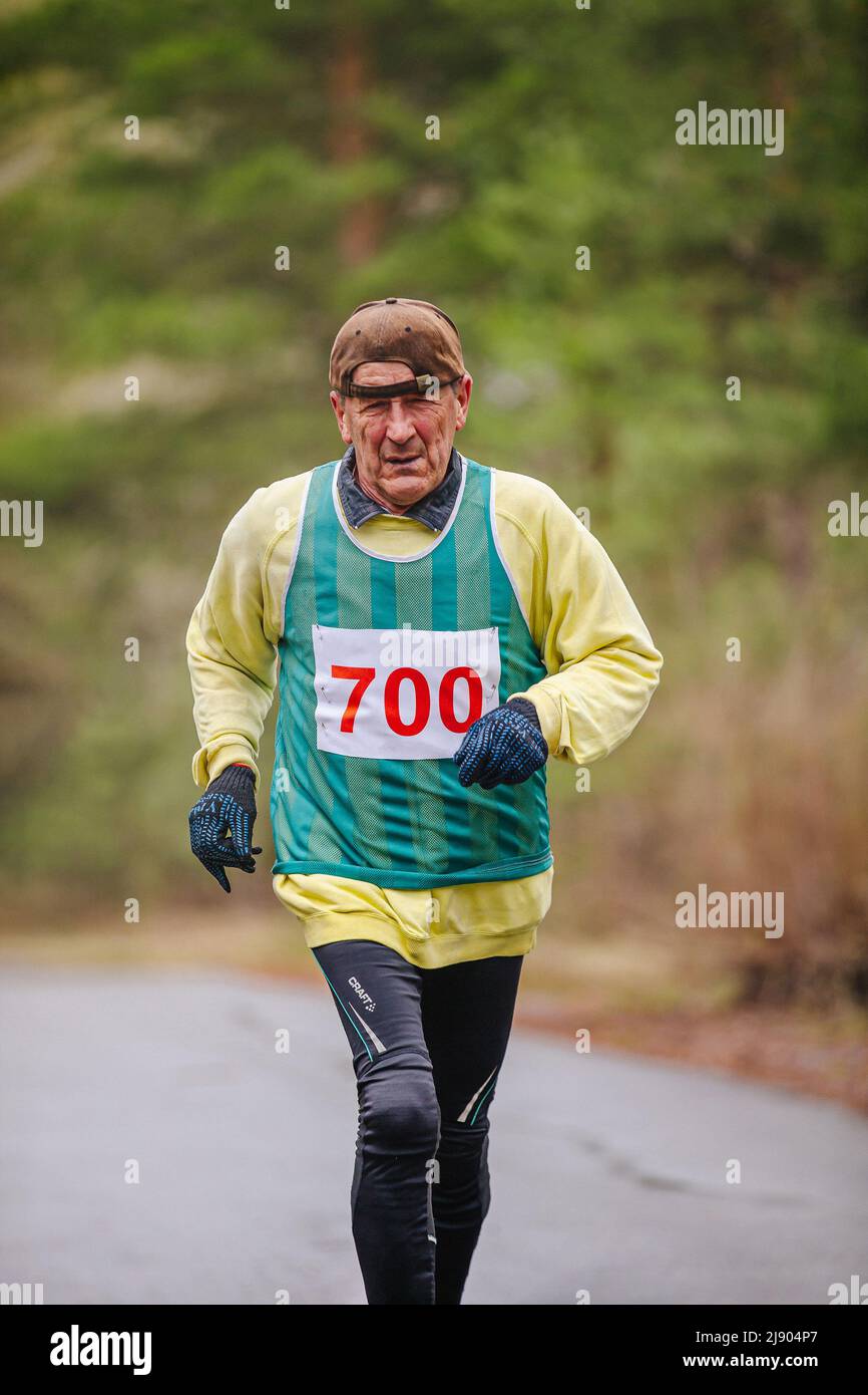 Tscheljabinsk, Russland - 23. April 2016: Älterer Mann Athlet Laufrennen in der Stadt Marathon Stockfoto