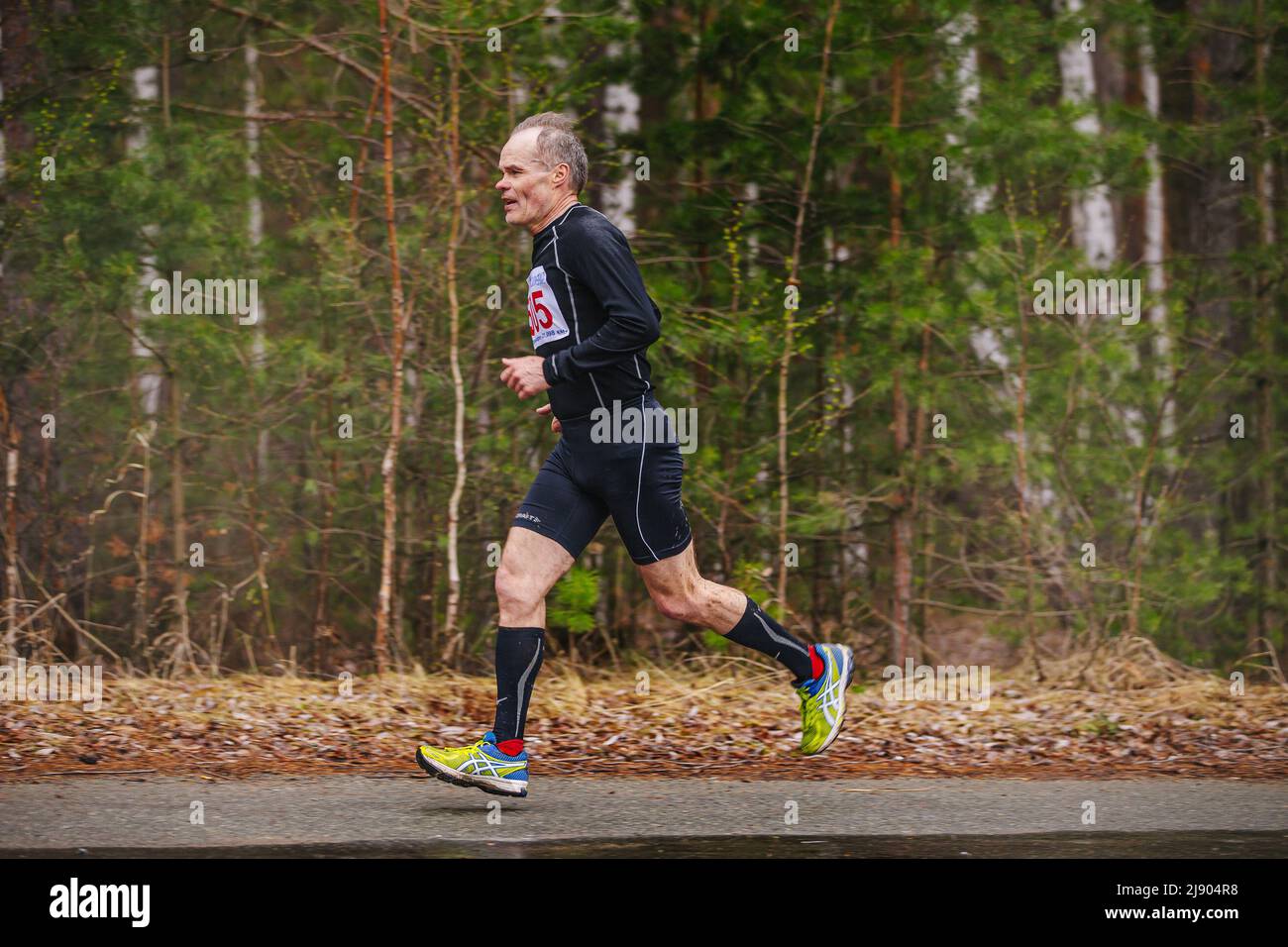 Tscheljabinsk, Russland - 23. April 2016: Älterer Mann Athlet Laufrennen in der Stadt Marathon Stockfoto