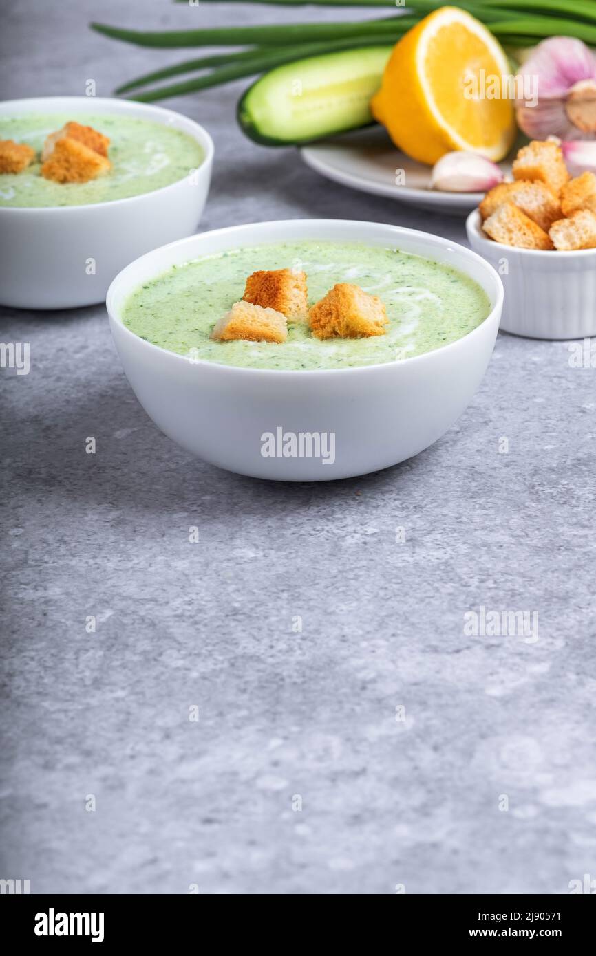 Vegane kalte Sahnesuppe mit Gurke, Joghurt, Knoblauch, Kräutern, Zitrone und Croutons. Diät-Food-Konzept. Vegetarische und vegane Speisen Stockfoto