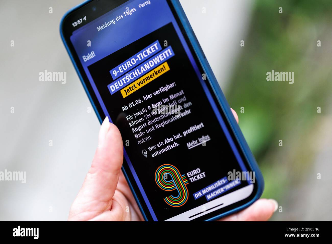 München, Deutschland. 19.. Mai 2022. Die App der Münchner Verkehrsgesellschaft mbH (MVG) bezieht sich auf das 9-Euro-Ticket. Die 9-Euro-Tickets sollen Fahrten mit dem lokalen und regionalen Verkehr in ganz Deutschland für jeweils 9 Euro im Monat ermöglichen. Quelle: Matthias Balk/dpa/Alamy Live News Stockfoto