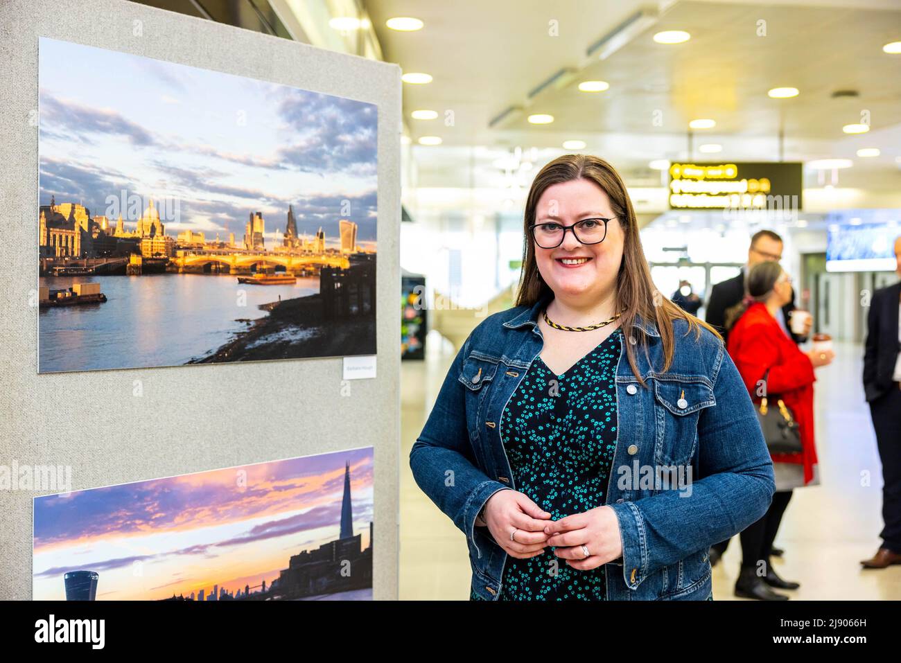 REDAKTIONELLE VERWENDUNG NUR Barbara Hough enthüllt ihr Foto vom Bahnhof London Blackfriars, das von Thameslink zum 10.. Jahrestag der Rekonstruktion des Bahnhofs als Gewinnerin eines Fotowettbewerbs für Passagiere ausgewählt wurde. Bilddatum: Donnerstag, 19. Mai 2022. Stockfoto