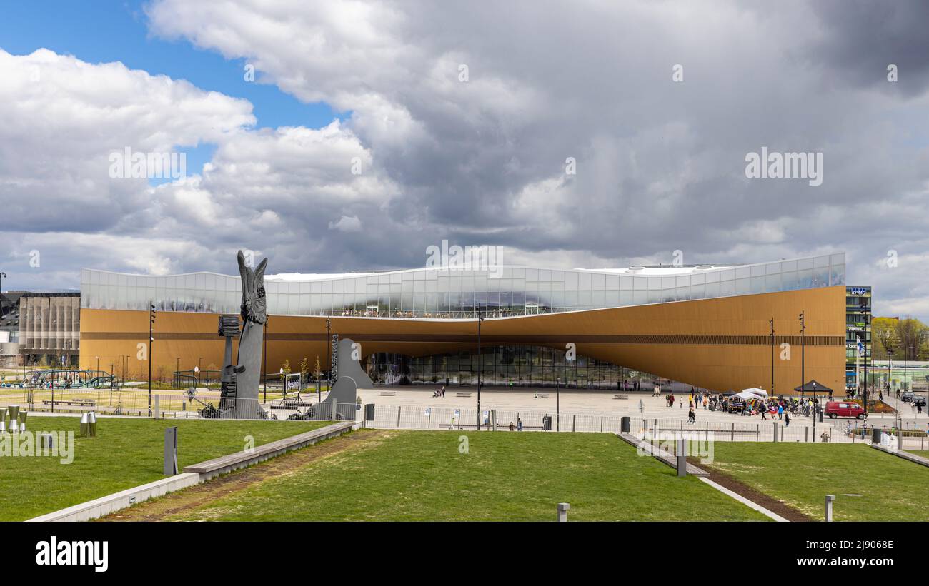 Helsinki-Hauptbibliothek „Oodi“ und zufällige Menschen an einem Frühlingstag Stockfoto