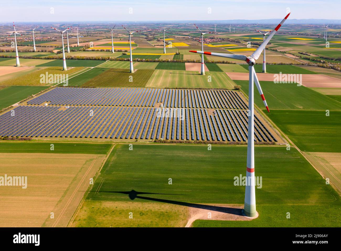 Luftaufnahme der grünen Stromerzeugung durch Freifeld-Solaranlagen und Windkraftanlagen in Deutschland Stockfoto