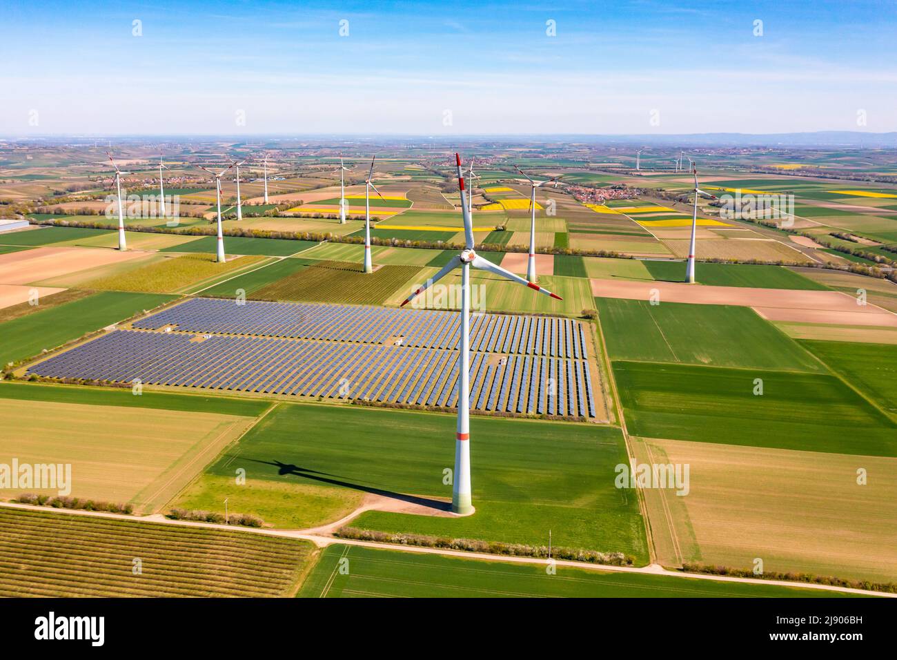 Erneuerbare Energien, die von Windturbinen und Solarparks auf den Feldern in Rheinland-Pfalz erzeugt werden Stockfoto