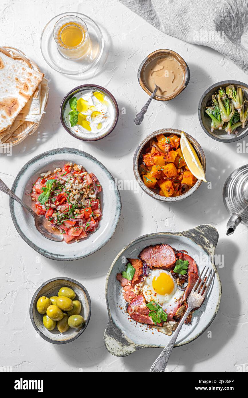 Gesundes türkisches Frühstück am hellen Morgen, weißer Hintergrund Stockfoto