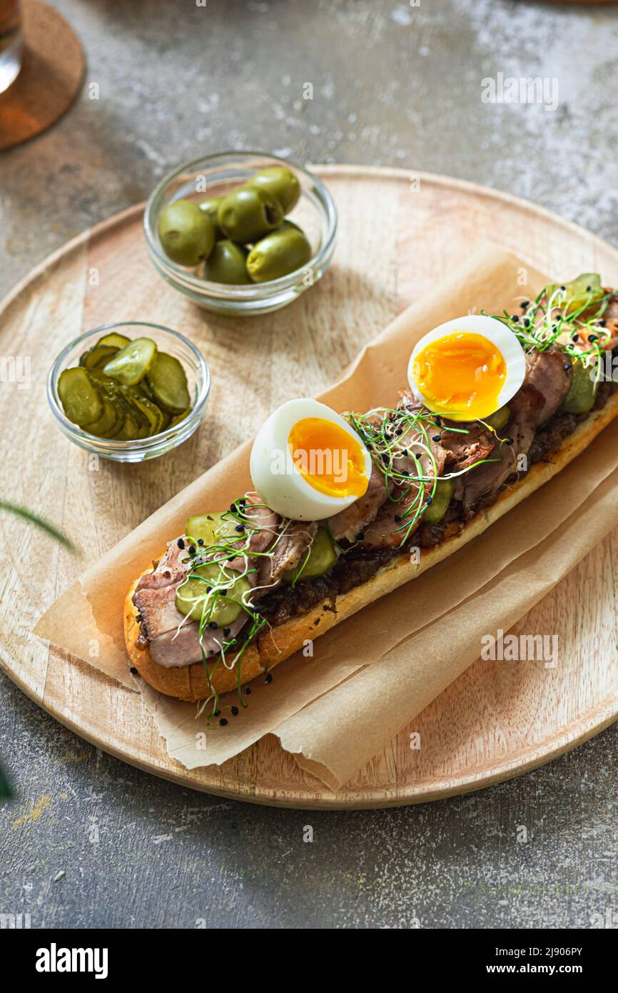 Hausgemachtes Sandwich mit truthahn, Gurken und Ei zum Frühstück, Kopierplatz Stockfoto