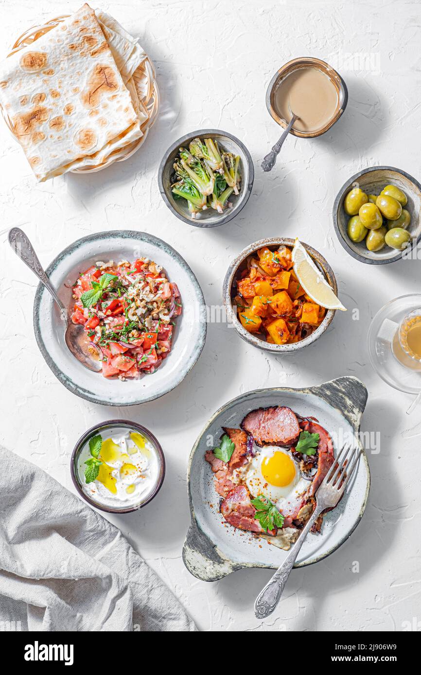 Gesundes türkisches Frühstück am hellen Morgen, weißer Hintergrund Stockfoto