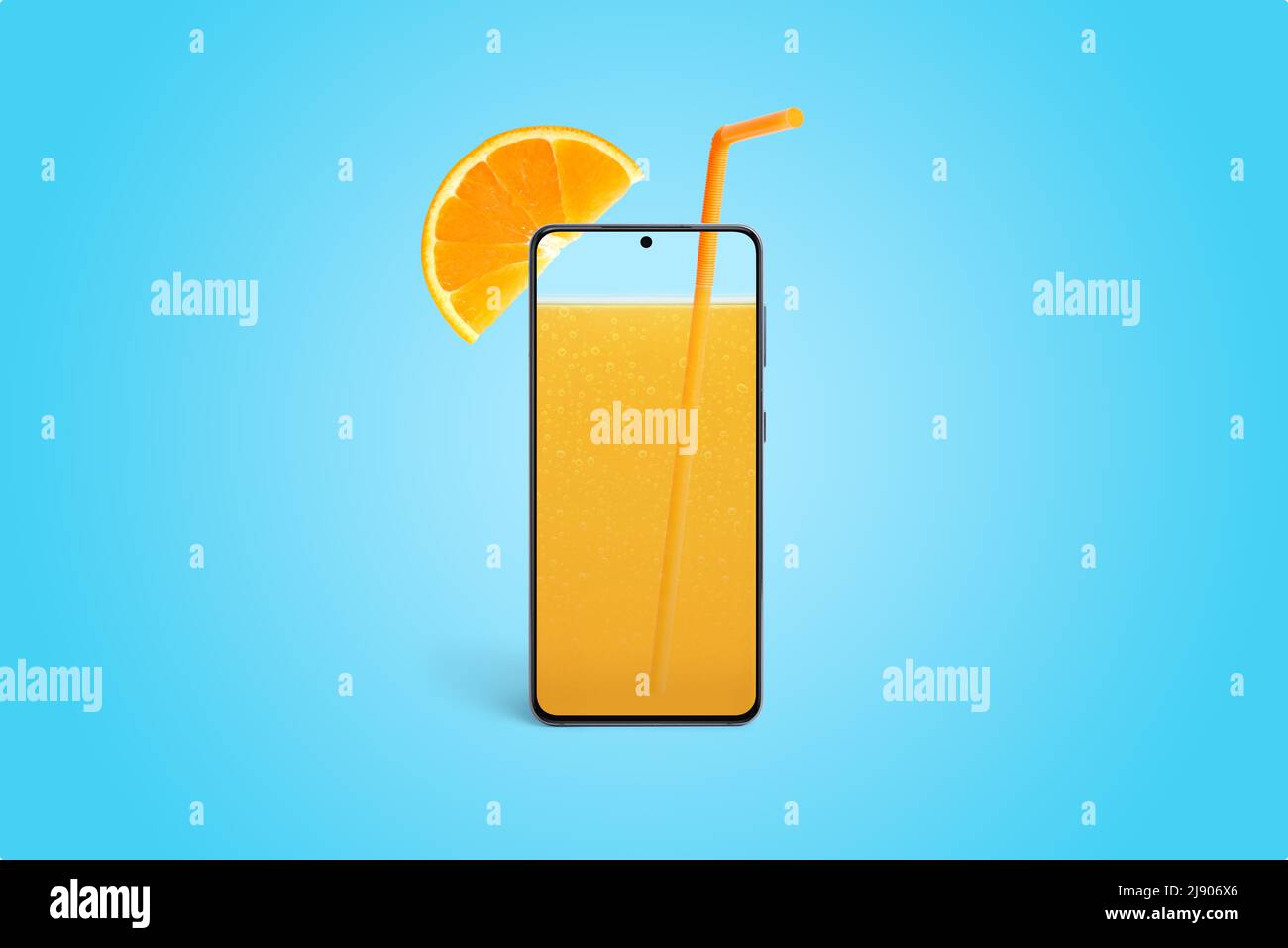Telefon wie ein Glas Saft Konzept auf blauem Hintergrund. Kombination aus mobiler Technologie und Sommerferien. Kreative Komposition Stockfoto