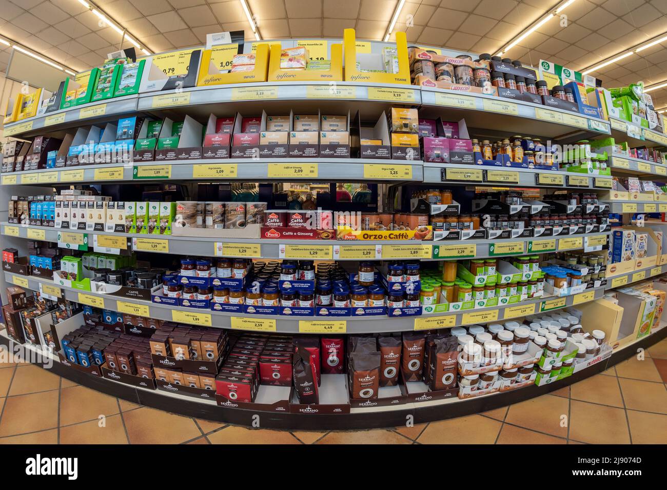 Fossano, Italien - 04. Mai 2022: Regale mit Packungen von Kaffee, Kräutertees, Tees, Marmeladen zum Verkauf im italienischen Supermarkt Stockfoto