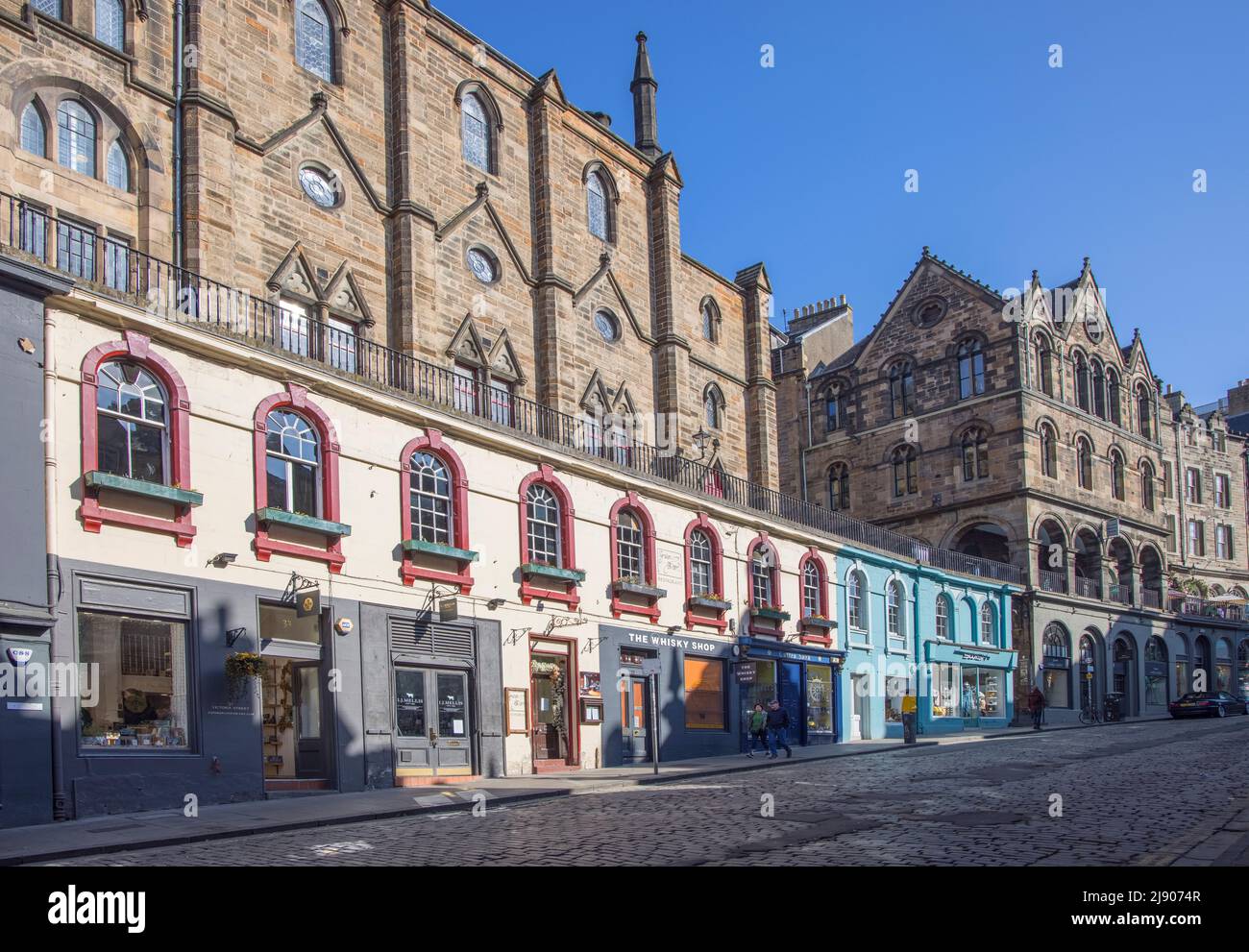 victoria Street mit bunten Geschäften und mehrstufigen Gehwegen in edinburgh, schottland Stockfoto