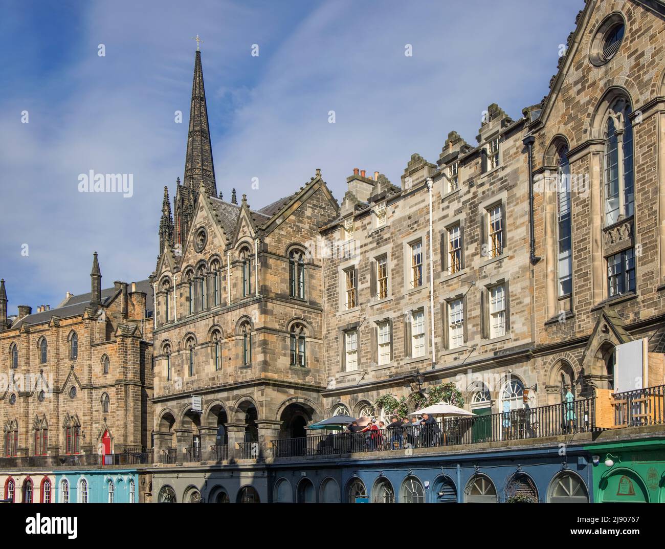 victoria Street mit bunten Geschäften und mehrstufigen Gehwegen in edinburgh, schottland Stockfoto