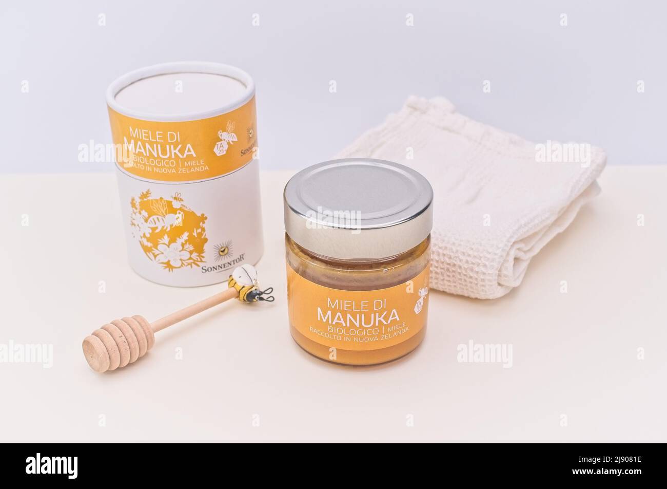 Manuka Honig in einem Glas mit gestempeltem Karton auf einem weißen Tisch Stockfoto