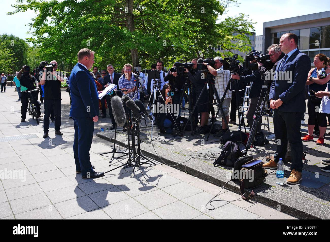 Detective Superintendent Mike West liest eine Erklärung im Namen der Familie von Bobbi-Anne McLeod vor dem Plymouth Crown Court, nachdem Cody Ackland wegen des Mordes an der 18-Jährigen, die er von einer Bushaltestelle entführt hatte, während sie auf ihr war, lebenslange Haft mit mindestens 31 Jahren Haft verurteilt worden war Weg, um Freunde in Plymouth im November zu treffen. Bilddatum: Donnerstag, 19. Mai 2022. Stockfoto