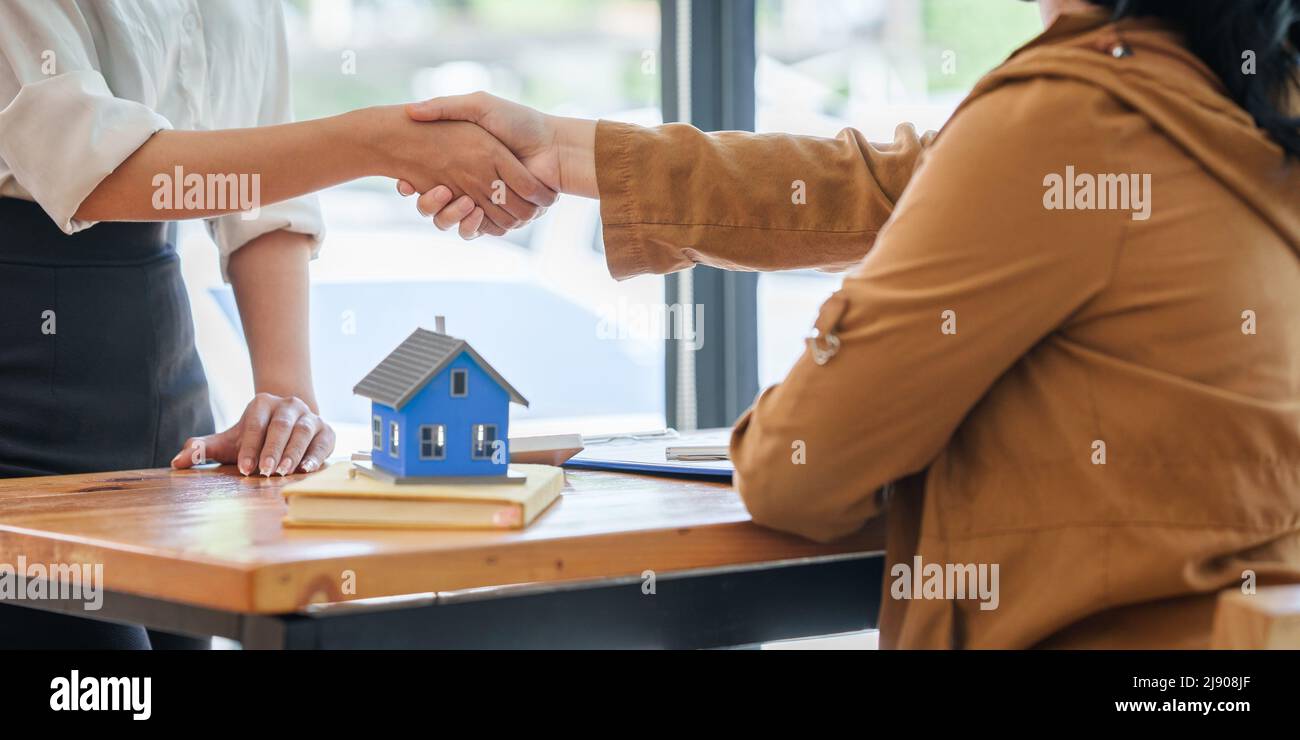 Immobilienmakler erklären Versicherung und Vereinbarung Vertrag dem Kunden vor Unterzeichnung Vertrag. Stockfoto