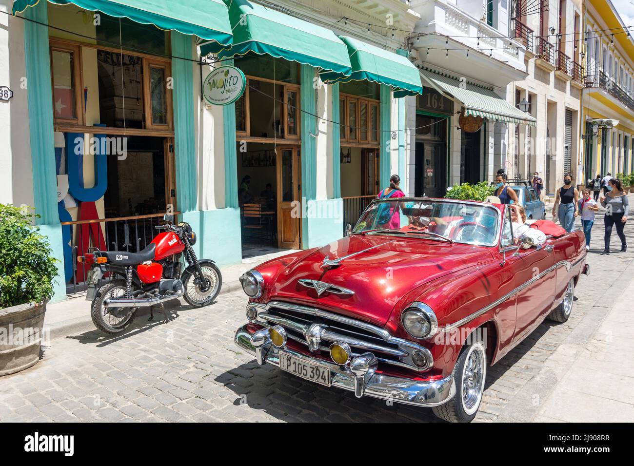 Klassisches amerikanisches Auto in der Straße von Alt-Havanna, Havanna, La Habana, Republik Kuba Stockfoto