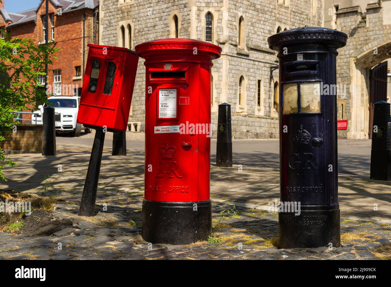 Eine rot-blaue britische Briefkastenbox neben einem Briefmarkenauslöser auf der Rückseite von Windsor Castle Stockfoto