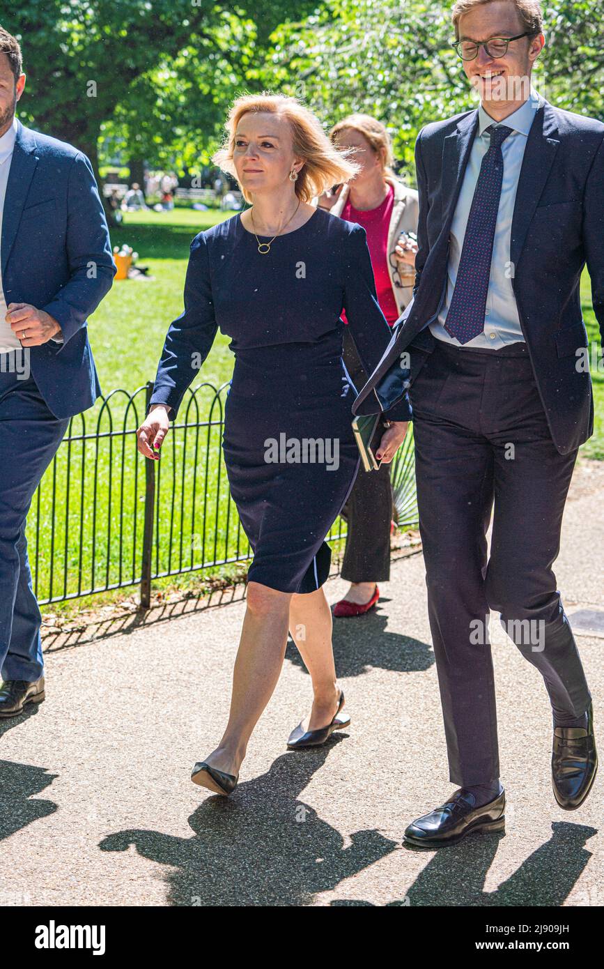 London, 19. Mai 2022. Lizz Truss, Staatssekretärin für auswärtige Angelegenheiten, Commonwealth- und Entwicklungsfragen und konservative Abgeordnete von Sout West Norfolk, wird mit Hilfe von amer ghazzal/Alamy Live News im Saint James Park spazieren gehen sehen Stockfoto