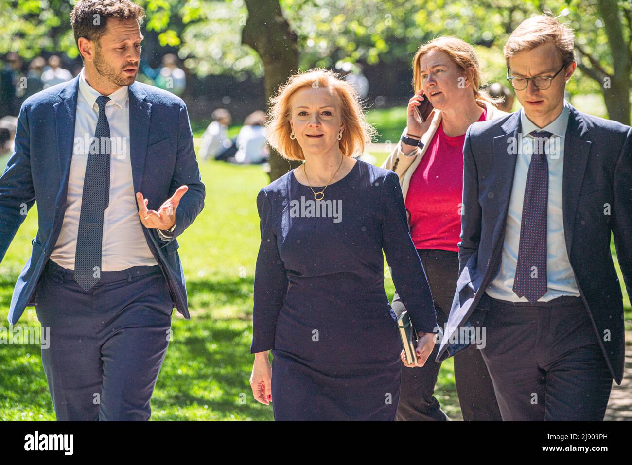 London, 19. Mai 2022. Lizz Truss, Staatssekretärin für auswärtige Angelegenheiten, Commonwealth- und Entwicklungsfragen und konservative Abgeordnete von Sout West Norfolk, wird mit Hilfe von amer ghazzal/Alamy Live News im Saint James Park spazieren gehen sehen Stockfoto