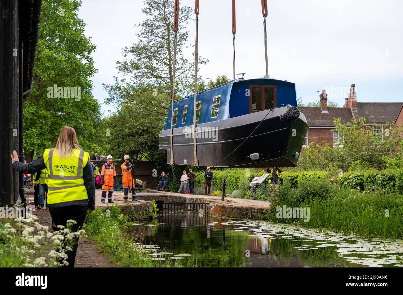 Nach fast 80 Jahren sind die Boote endlich wieder auf dem Shrewsbury & Newport Canal mit dem Start eines Schmalbootes am Kanalbecken in der Shropshire-Stadt Newport. Stockfoto