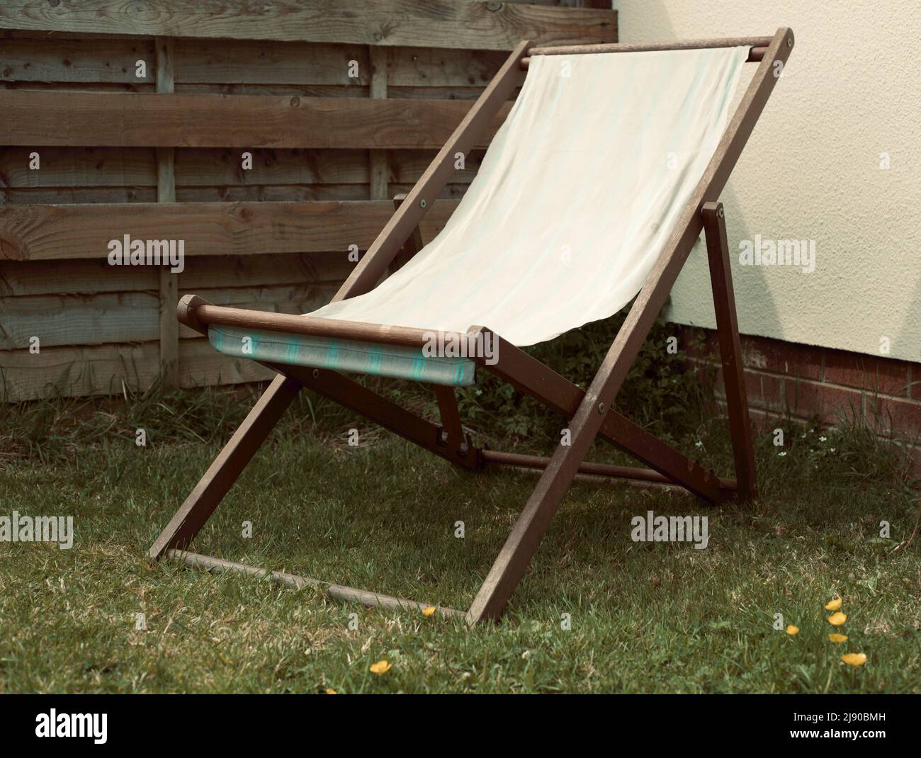 Vintage Holzdeckstuhl im Hof Stockfoto