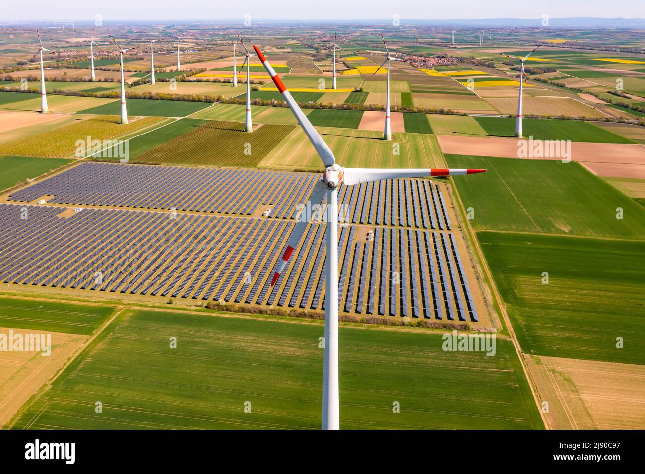 Ein Blick aus der Vogelperspektive auf die grüne Stromerzeugung aus bodenmontierten Solaranlagen und Windkraftanlagen in Deutschland Stockfoto