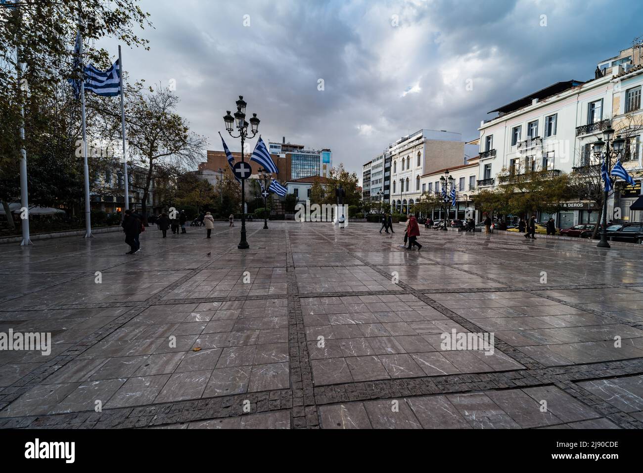 Athens Old Town, Attica, Greece - 12 28 2019 Touristen, die am Platz Mitropoleos, vor der Metropolitan Kathedrale von Athen laufen Stockfoto