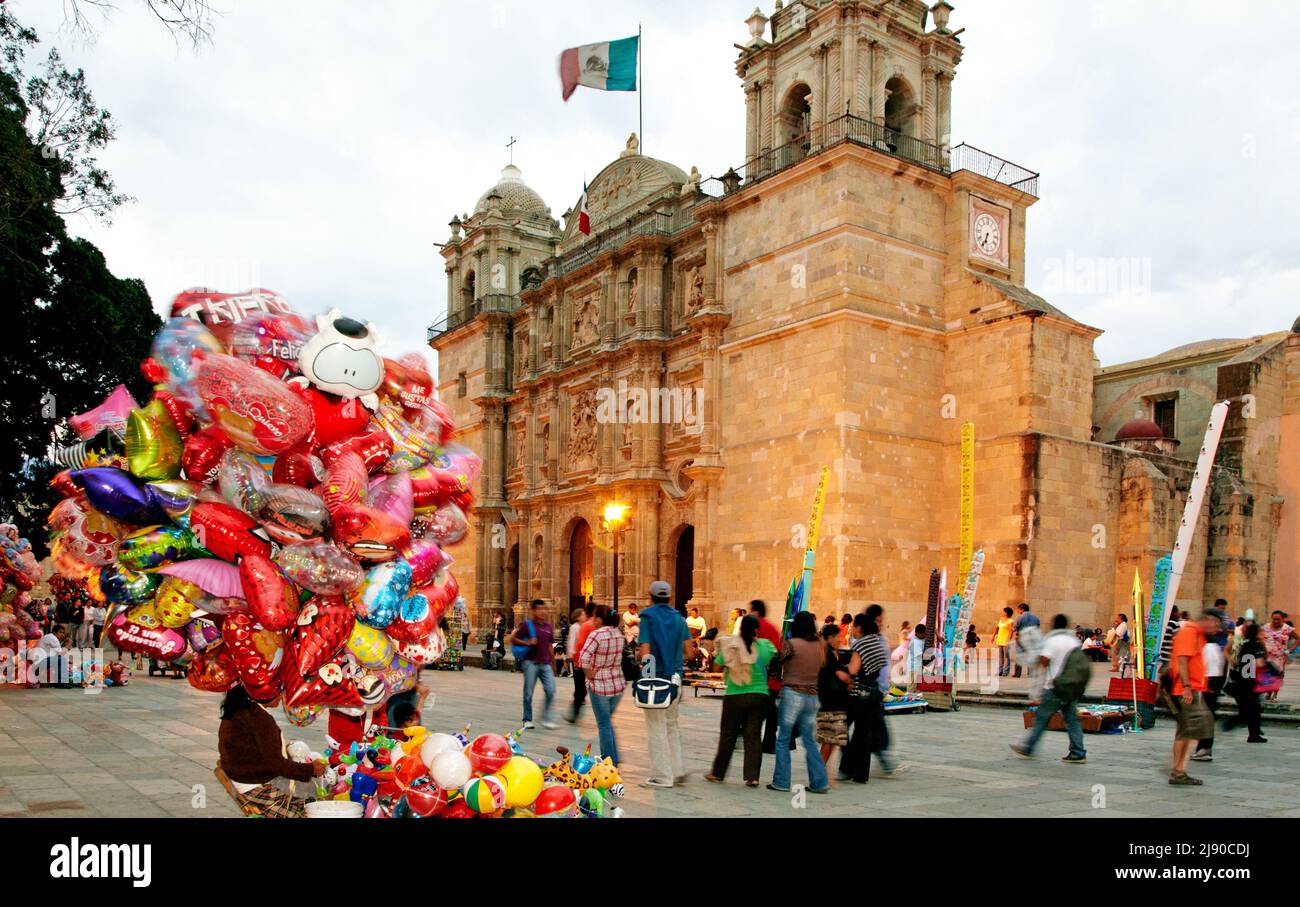 Ballons außerhalb der Domstadt Oaxaca Mexico Stockfoto