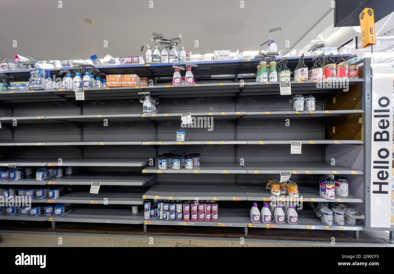 Emporia, KS, USA. 18.. Mai 2022. Leere Regale bei Walmart, die auf fehlende Babyformel hinweisen, und eine Notiz von Walmart, die die Anzahl der Einheiten pro Kind für jeden Kunden am 18. Mai 2022 in Emporia, Kansas, auf 5 pro Tag begrenzt. Kredit: Mark Reinstein/Media Punch/Alamy Live Nachrichten Stockfoto