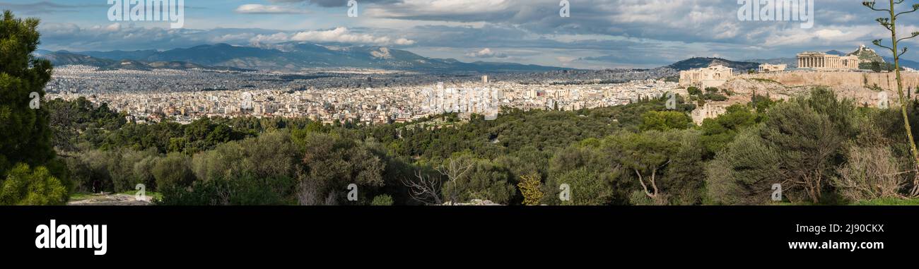 Athens Old Town, Attica, Greece - 12 28 2019 Gruppe von Wanderern, die auf den Spuren der Hügel der Musen wandern Stockfoto