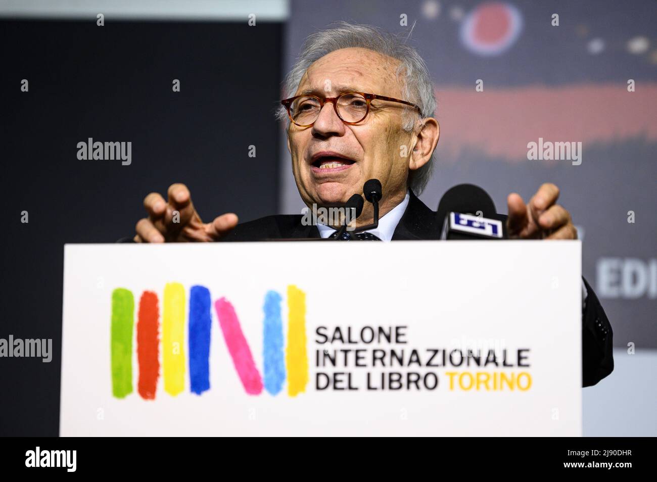 Turin, Italien. 19 Mai 2022. Patrizio Bianchi, Bildungsminister, spricht auf der Bühne während der Internationalen Buchmesse 34. in Turin. Die Internationale Buchmesse Turin (italienisch: Salone Internazionale del Libro) ist die größte Messe für Bücher in Italien, die jährlich in Turin stattfindet. Kredit: Nicolò Campo/Alamy Live Nachrichten Stockfoto