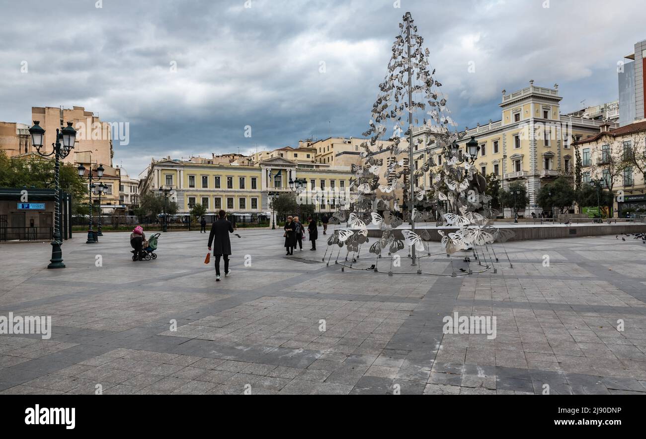 Athens Old Town, Attica - Griechenland - 12 28 2019 Touristen und Einheimische zu Fuß auf dem Kotzia Stadtplatz Stockfoto