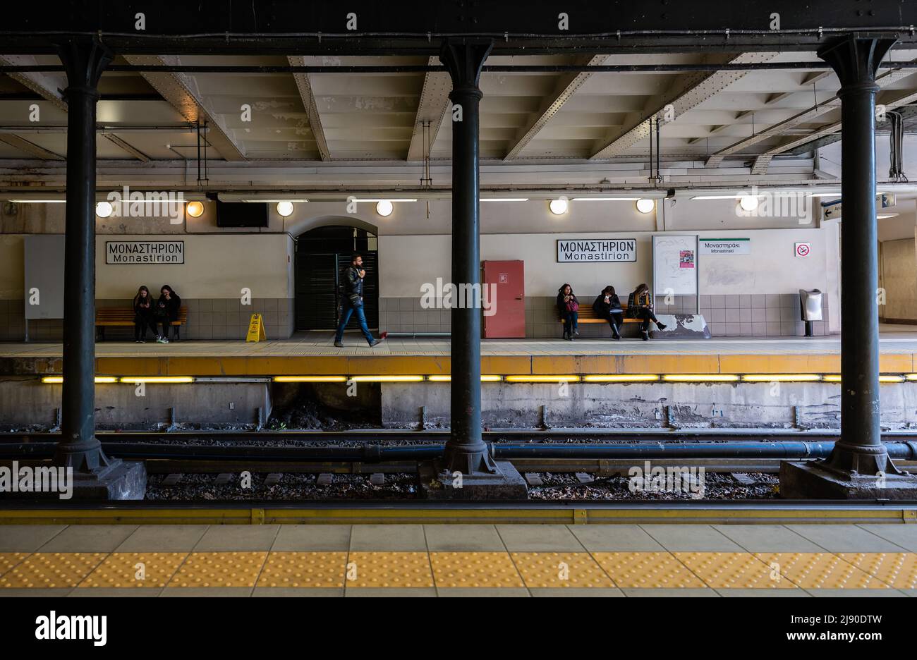 Athens Old Town, Attica - Griechenland - 12 28 2019 Reisende warten auf den lokalen Zug am Bahnhof Monastirion Stockfoto