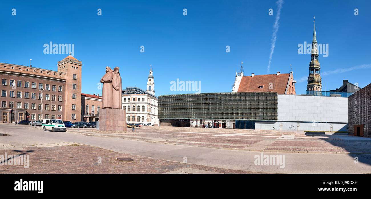 Lettisches Denkmal für die Schützen und der Turm der Peterskirche im Zentrum von Riga Stockfoto