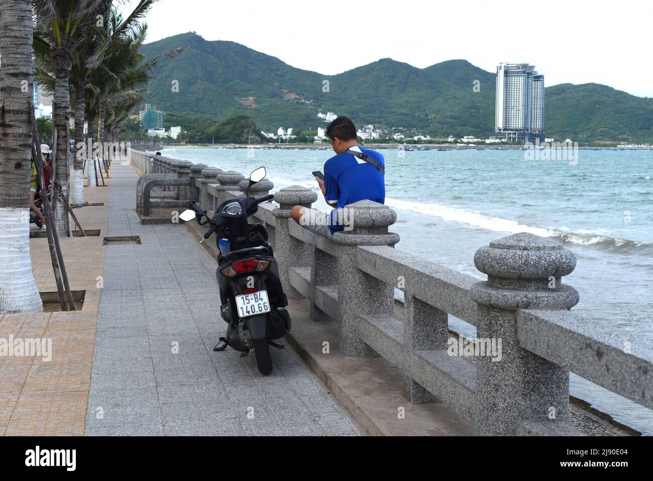 Nha Trang, Vietnam - 18. Mai 2022: vietnamesischer Mann ruht sich nach Arbeit gegen das Südchinesische Meer von Nha trang aus Stockfoto