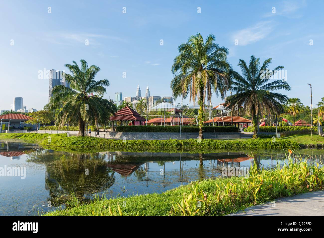 Kuala Lumpur, Malaysia - Mai 13,2022 : wunderschöne Aussicht auf die Tititwangsa Lake Gardens in Malaysia. Die Menschen können im Garten erkunden sehen. Stockfoto