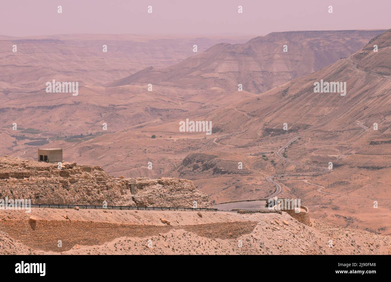 Die King’s Highway Road in Jordanien schlängelt sich durch Wüstenberge in Richtung Petra Stockfoto