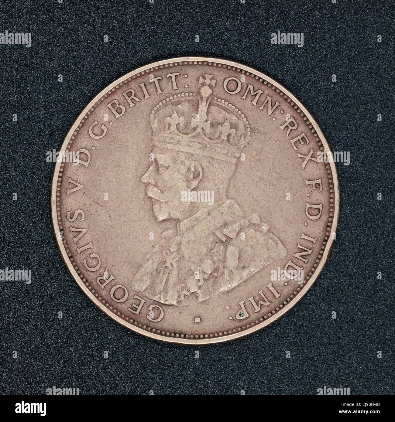 Vorderseite einer australischen 1-Penny-Münze aus dem Jahr 1932, aus Bronze, mit König George V, auf einer schwarzen Oberfläche Stockfoto