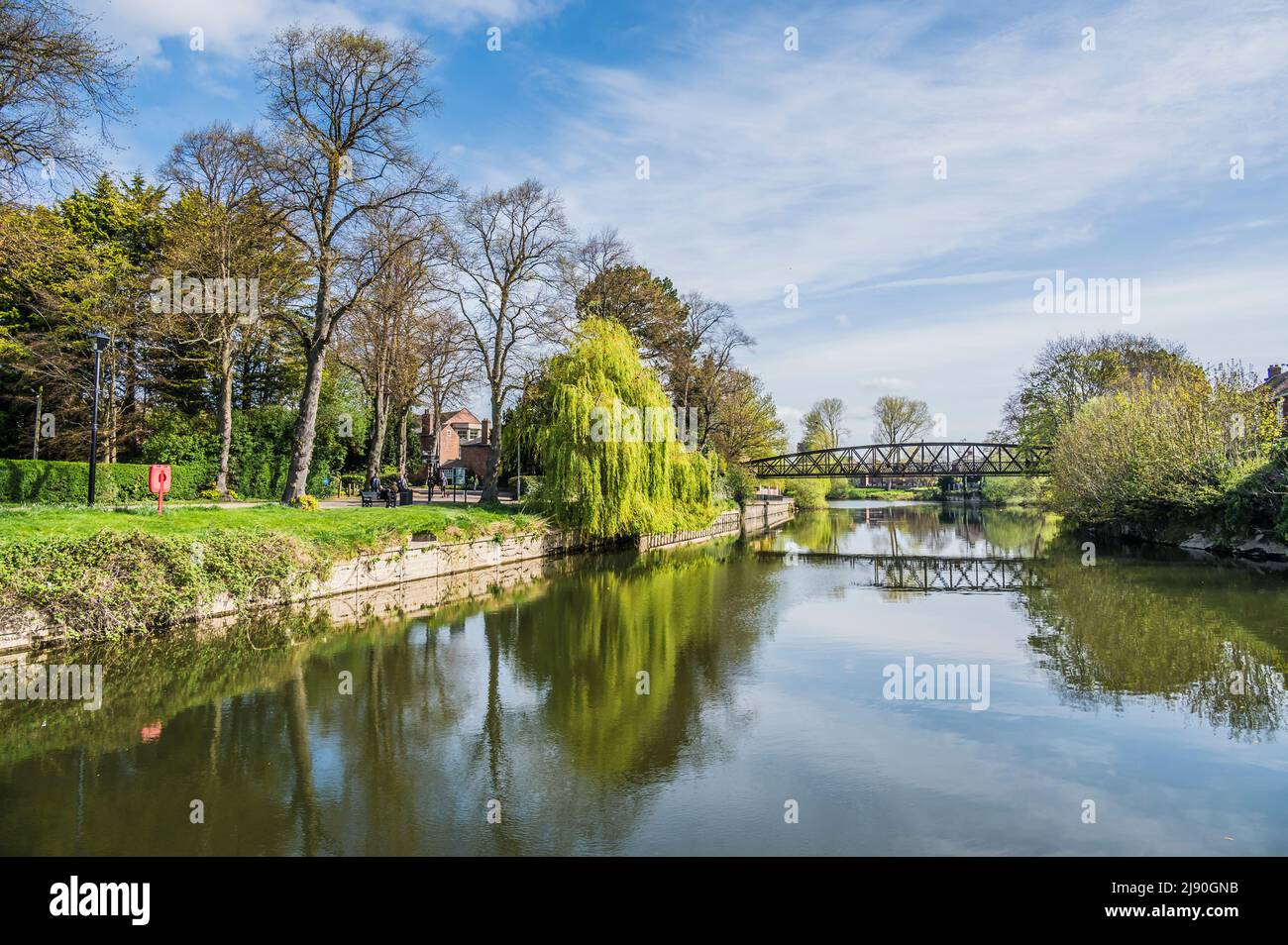 Farbenfrohe Flusslandschaften an der Grayfriars Fußgängerbrücke auf der Loop of the River Seven in Shrewsbury Stockfoto