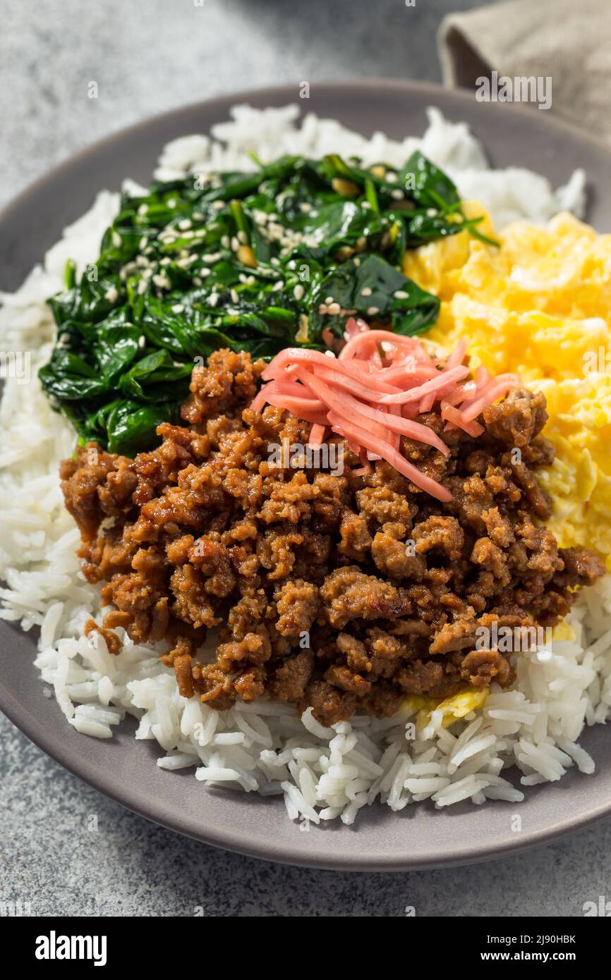 Hausgemachte japanische Sanshoku Don Chicken Rizschüssel mit Ei und Spinat Stockfoto