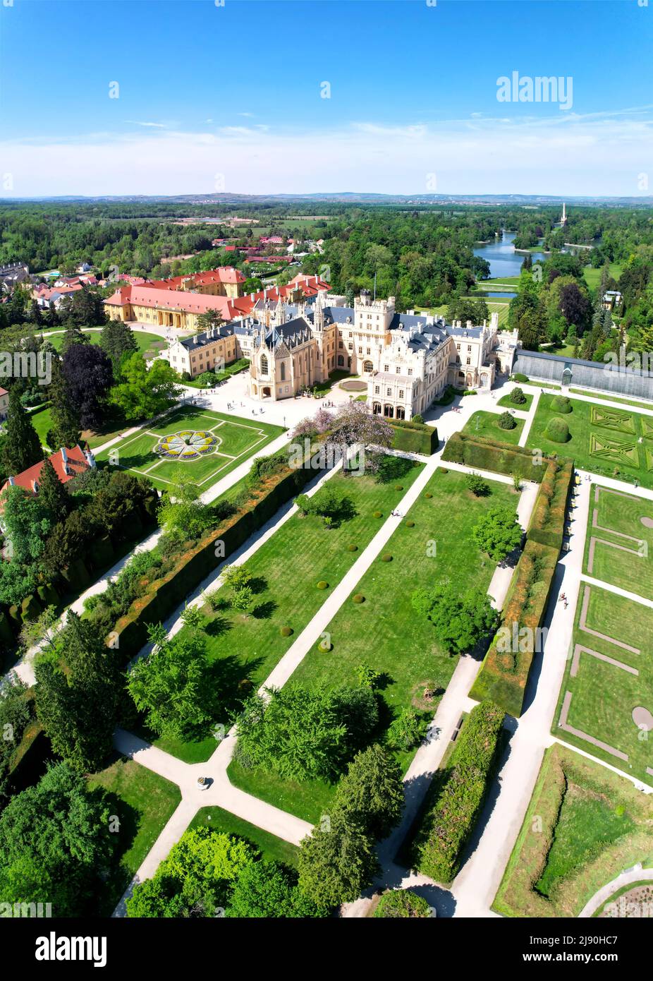 Lednice Chateau vertikale Panorama-Luftaufnahmen mit Garten und Park am Sommertag. Lednice - Valtice Landschaft, Tschechische Südmähren Region Stockfoto