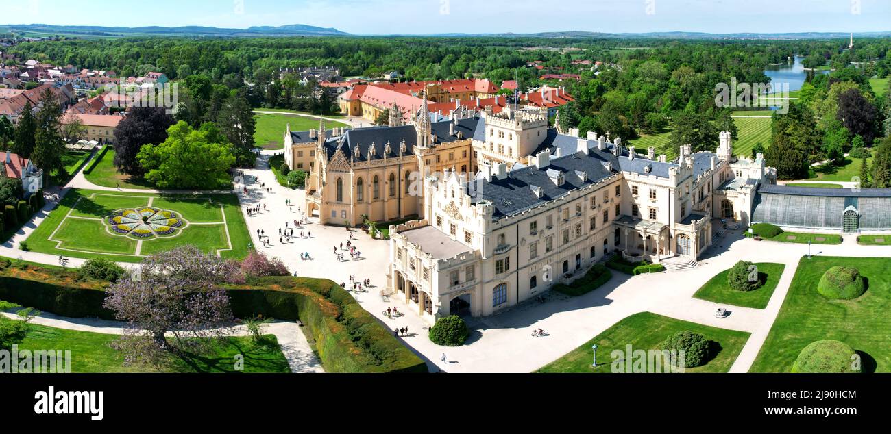 Lednice Chateau extra breite Panorama-Luftaufnahmen mit Garten und Park am Sommertag. Lednice - Valtice Landschaft, Tschechische Südmähren Region Stockfoto