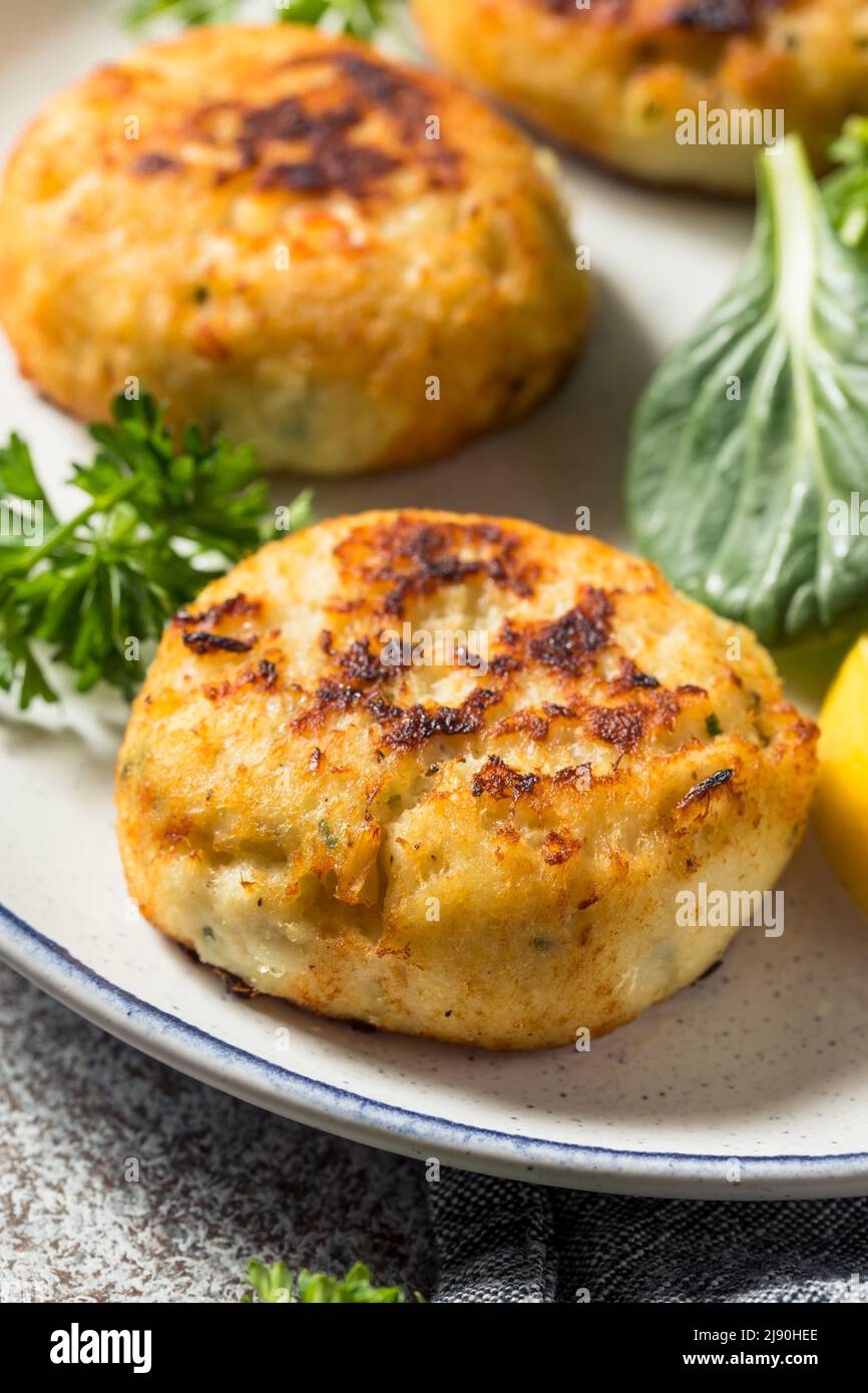 Hausgemachte gebratene Krabbenkuchen mit Salat und Tatarensauce Stockfoto