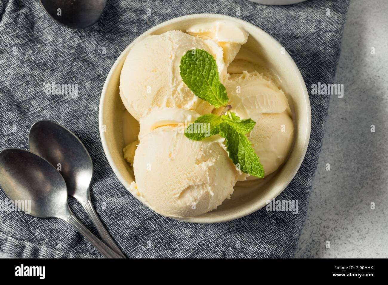 Hausgemachtes Eis aus gefrorener Vanille bereit zum Essen Stockfoto