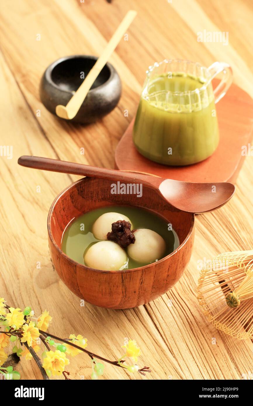 Matche Sirup Tangyuan, Süßer Reisball, chinesisches Neujahrsessen aus GlutusReismehl Stockfoto